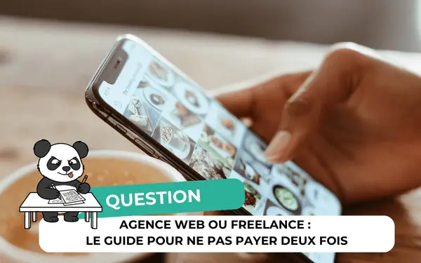 Main tenant un smartphone et panda à son bureau, bannière agence web ou freelance, le guide pour ne pas payer deux fois