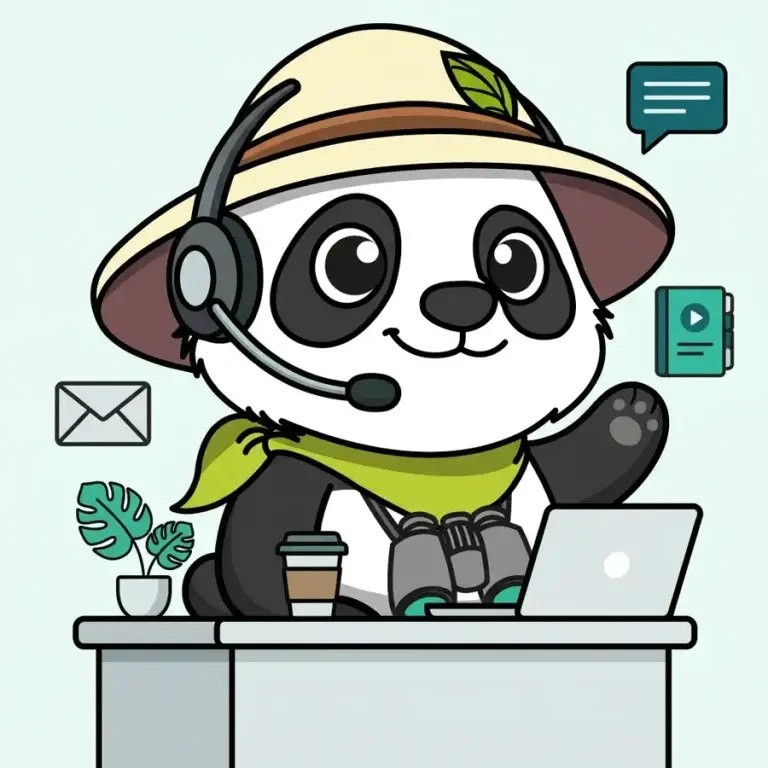 Panda explorateur avec casque micro à son bureau devant un ordinateur portable et un café, le blog reste un outil efficace