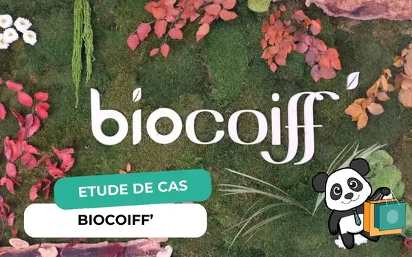 Logo Biocoiff sur un mur végétal avec un panda portant un sac, bannière étude de cas SEO salon de coiffure