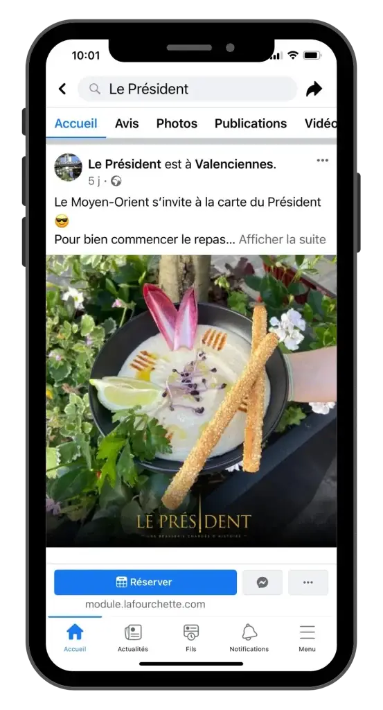 Publication Facebook de Le Président sur smartphone présentant un plat du Moyen-Orient, animation des réseaux sociaux