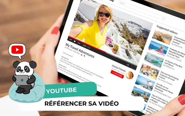 Tablette affichant une vidéo YouTube et panda sur un pouf avec ordinateur, bannière référencement YouTube